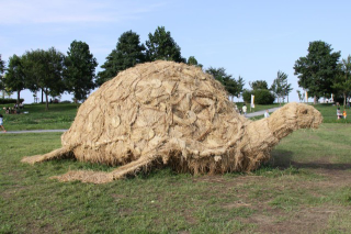Illustration for article titled Japan's Straw Beasts Are Huge, Wonderful, and Highly Flammable